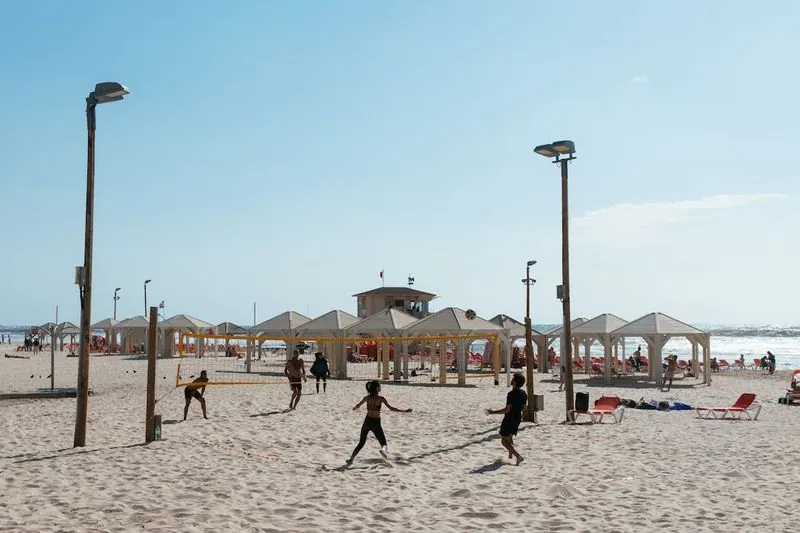 Comparing Indoor and Beach Volleyball: Which is Right for You?